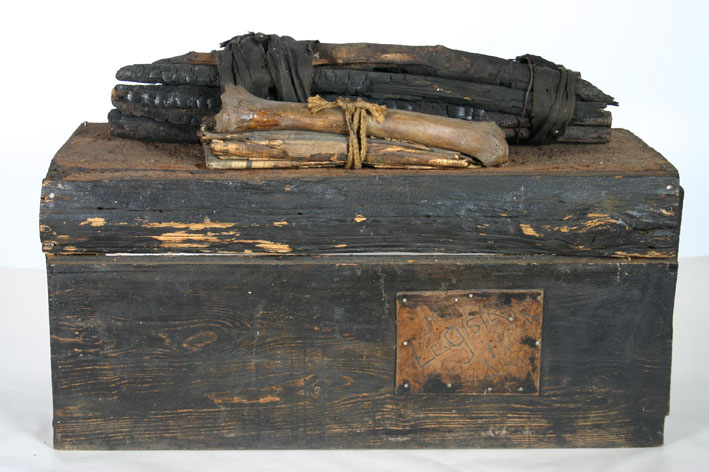 Lucas SEAGE "Coffin of the migrant worker" - Wood, nails, bones, found materials - 46.0x70.3x27.6 cm (Donated to WAM by Lionel Murcott in 1995)