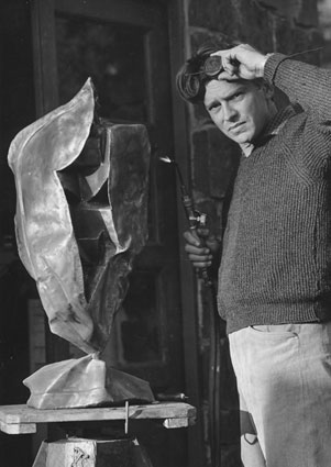 Johan van Heerden at work in his studio in 1965 (img © Constance Stuart)